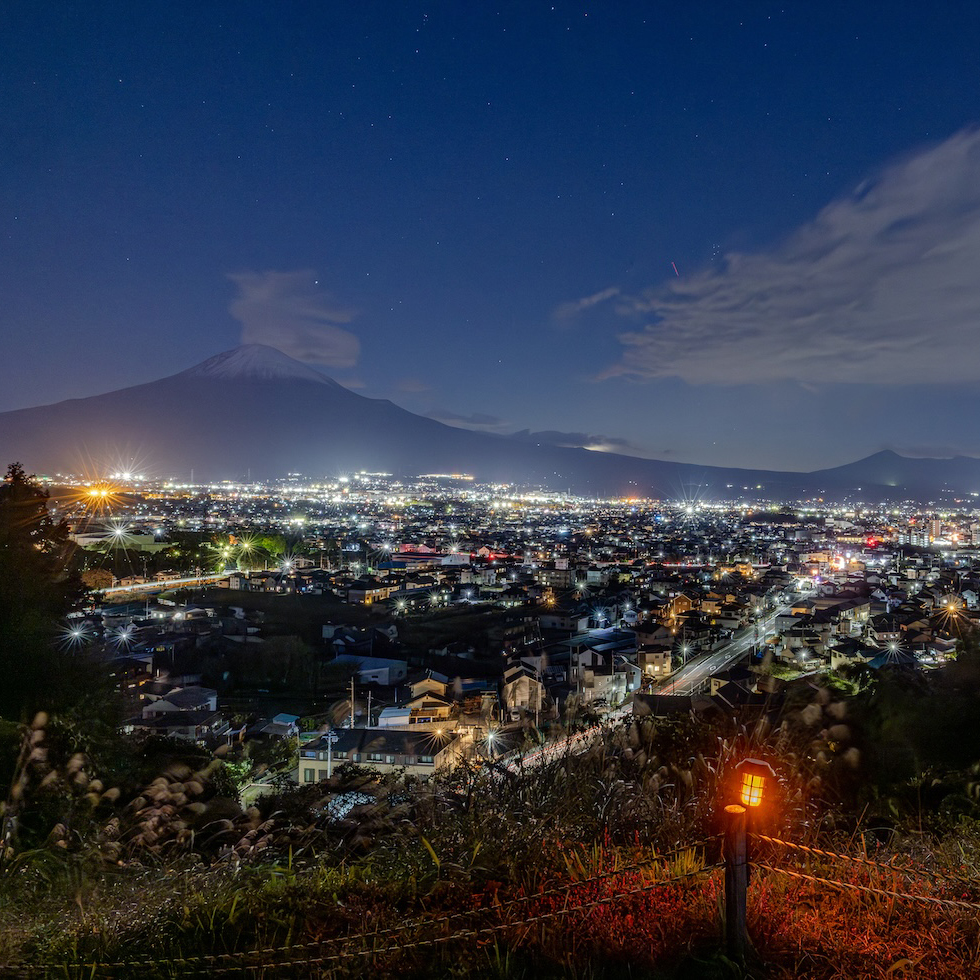 富士山と美しい夜景のコラボレーションを楽しめる